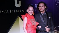 BCL tampak mengenakan dress merah menyapu lantai kala didampingin oleh sang suami yang terlihat necis dengan setelan jas hitamnya. Pool/Palevi S/detikFoto.
