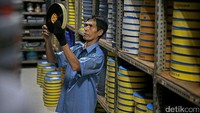 Firdaus mengecek gulungan-gulungan film di ruangan yang dijaga kelembabannya. Suhu di tempat ini dijaga pada level 10 derajat celcius dengan kelembaban 45 hingga 60.