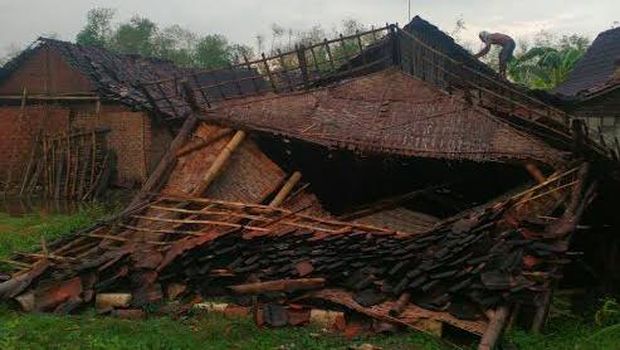 Di Lamongan, 10 Rumah Roboh dan Puluhan Lainnya Rusak Disapu Puting Beliung