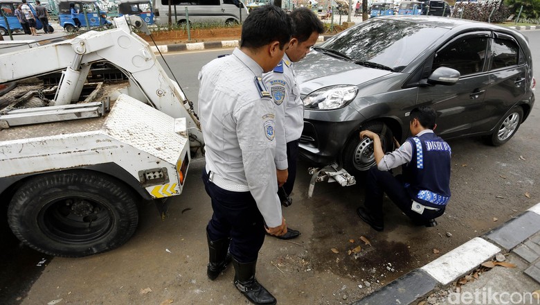 Dishub Derek Mobil Parkir Sembarangan (Foto: Rengga Sancaya) Dishub Derek Mobil Parkir Sembarangan (Foto: Rengga Sancaya)