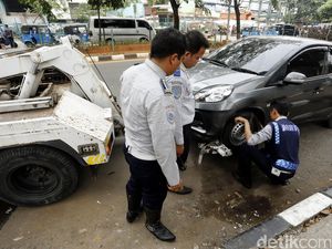 Video Pengemudi Mobil Adu Mulut Menolak Diderek