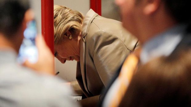 Hillary saat menggunakan hak suaranya di New York