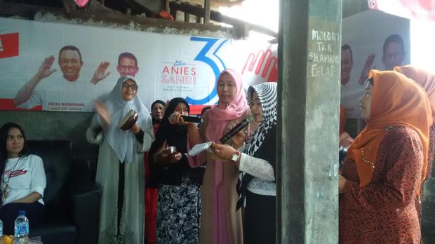 Ibu-ibu Kasidah Nyanyi Lagu 'Coblos Nomor 3', Anies Main Rebana