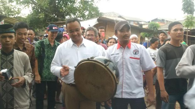 Ibu-ibu Kasidah Nyanyi Lagu 'Coblos Nomor 3', Anies Main Rebana