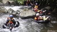 Main river tubing di sana pun asyik. Basah-basahan dan seru-seruan bareng teman-teman, sekaligus menguji adrenalin (Rachman/detikTravel)
