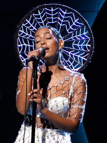 Solange Tampil dengan Rambut Jaring Laba-laba Berhiaskan 2 Ribu Swarovski