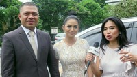 Feni tampak mencegat Krisdayanti dan Raul Lemos untuk ditanya-tanya. Pool/Ismail/detikFoto.