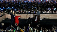 Obama dan Hillary menyapa pendukungnya. Dalam kampanye ini, Obama menyerukan pendukung Hillary untuk menolak ketakutan dan memilih harapan di hari pemilihan presiden pada 8 November nanti. Brian Snyder/Reuters/detikFoto.