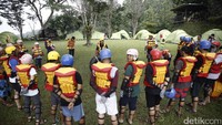 Di pagi hari, pengunjung bisa memulai aktivitas dengan trekking pendek ke Danau Situ Gunung yang terletak sekitar 15 menit via jalan kaki dari perkemahan. Yang mau river tubing, cuma bayar Rp 150 ribu saja (Rachman/detikTravel)
