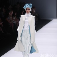 Koleksi busana Hijab Etu by Restu Anggraini mengusung tema Terrestrial Jakarta Fashion Week 2017 di Senayan City. Jakarta. [Foto: Mohammad Abduh/Wolipop]
