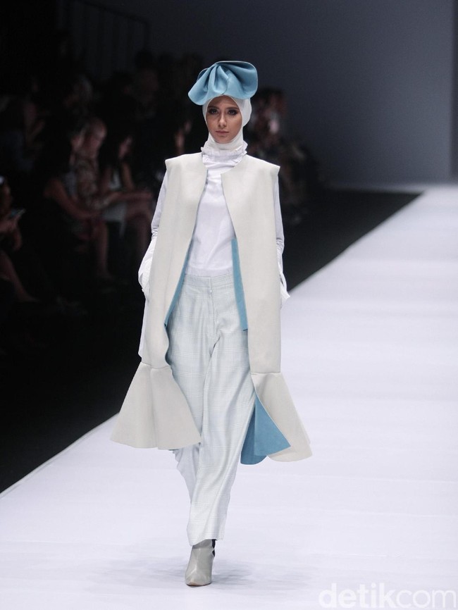 Koleksi busana Hijab Etu by Restu Anggraini mengusung tema Terrestrial Jakarta Fashion Week 2017 di Senayan City. Jakarta. [Foto: Mohammad Abduh/Wolipop]