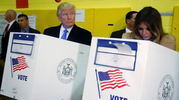 Trump memilih bersebelahan dengan istrinya, Melania
