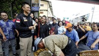 Agus mencicipi pisang rebus yang dijual pedagang.