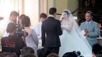 Harvey pun mengucapkan janji, kemudian Sandra menjawabnya. Pool/Ismail/detikFoto.