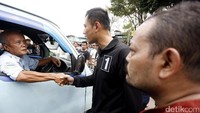 Agus menyalami sopir angkot.