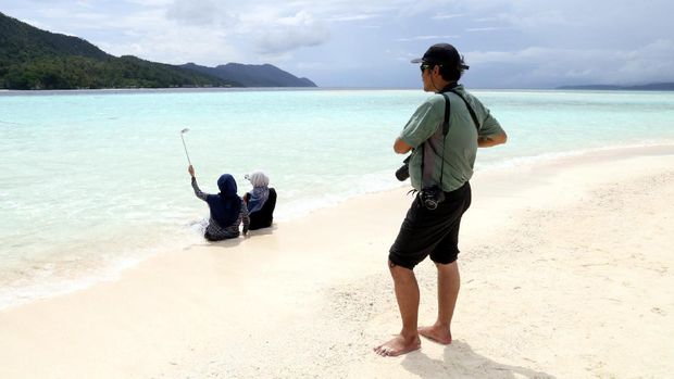 Wisatawan menikmati waktu liburannya di Pasir Timbul (Sukma/detikTravel)