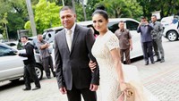 Penyanyi berusia 41 tahun itu terus menggandeng lengan Raul Lemos. Pool/Palevi S/detikFoto.