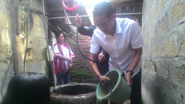 Pertama Kali Timba Air Sumur, Sandiaga: Bagus untuk Otot Biseps