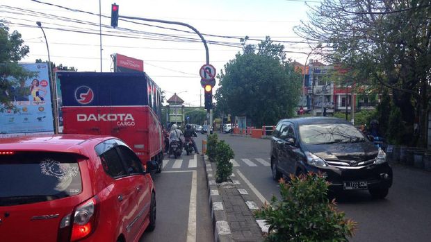  Ini Dia Nenek yang Viral Karena Jual Koran di Klampis Surabaya
