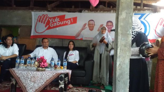 Ibu-ibu Kasidah Nyanyi Lagu 'Coblos Nomor 3', Anies Main Rebana