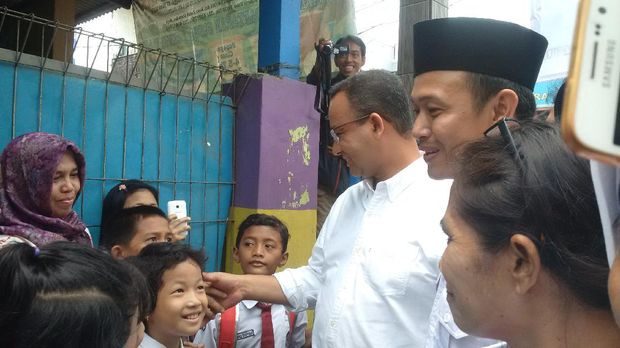 Cerianya Anak SD Berebut Sambut Anies Baswedan di Rawa Badak