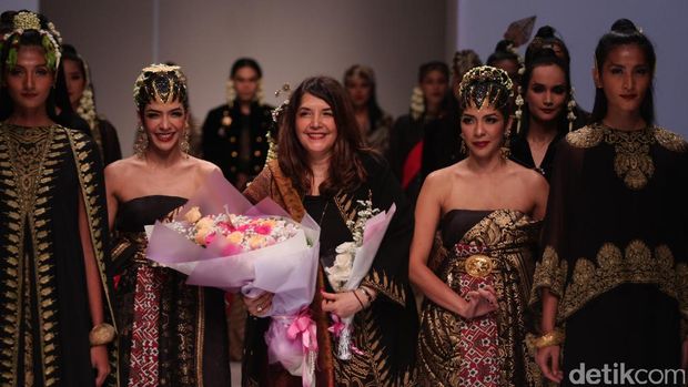 Pesona Keraton Jawa dalam Koleksi Busana Era Soekamto dan Ghea Panggabean