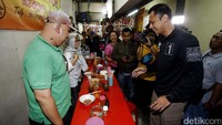 Agus menghampiri para pedagang untuk mendengarkan keluhan mereka.