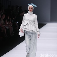 Koleksi busana Hijab Etu by Restu Anggraini mengusung tema Terrestrial Jakarta Fashion Week 2017 di Senayan City. Jakarta. [Foto: Mohammad Abduh/Wolipop]