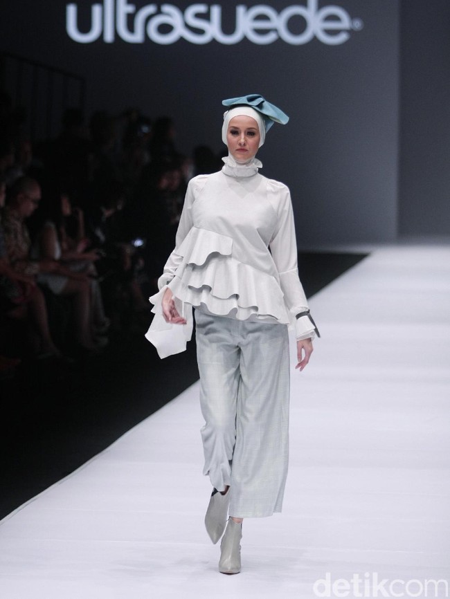 Koleksi busana Hijab Etu by Restu Anggraini mengusung tema Terrestrial Jakarta Fashion Week 2017 di Senayan City. Jakarta. [Foto: Mohammad Abduh/Wolipop]