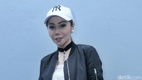 Wanita kelahiran 6 desember 1973 tampil dengan jaket hitam, blus putih serta ripped jeans dan heels hitam. Pool/Noel/detikFoto.