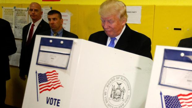 Trump saat menggunakan hak suaranya