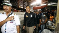 Agus berkeliling pasar.