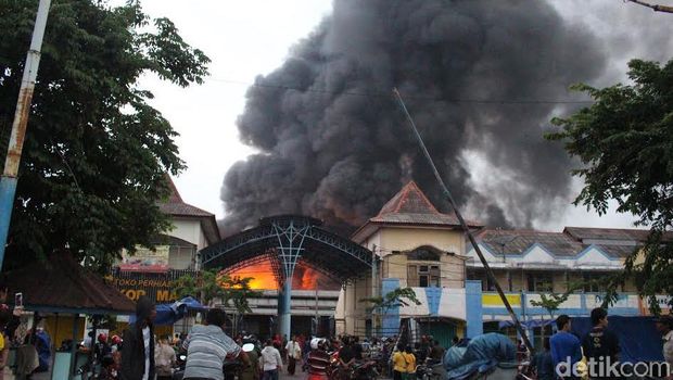 Lebih 5 Jam Api Berkobar, 600 Lapak di Pasar Baru Porong Hangus 