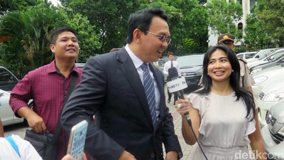 Aksi Feni Rose di Pernikahan Sandra Dewi