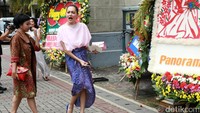 Selain itu tampak hadir Dewi Rezer dengan busana pink dan biru. Pool/Palevi S/detikFoto.