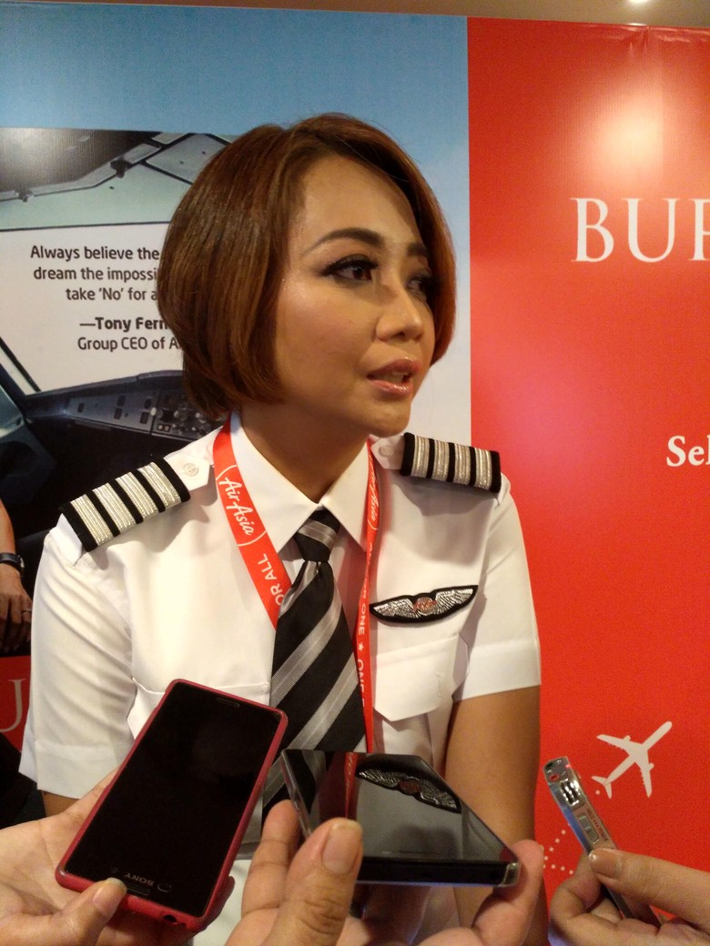 Jadi Kapten Pilot, Monika Anggreini Sering Diminta Penumpang Foto Bareng Jadi Kapten Pilot, Monika Anggreini Sering Diminta Penumpang Foto Bareng