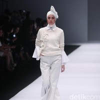Koleksi busana Hijab Etu by Restu Anggraini mengusung tema Terrestrial Jakarta Fashion Week 2017 di Senayan City. Jakarta. [Foto: Mohammad Abduh/Wolipop]