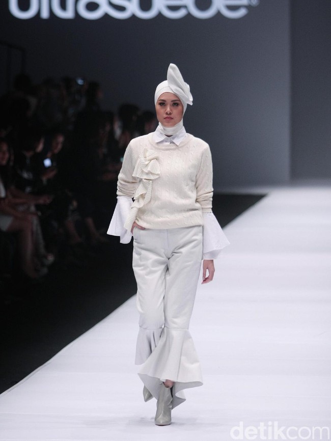 Koleksi busana Hijab Etu by Restu Anggraini mengusung tema Terrestrial Jakarta Fashion Week 2017 di Senayan City. Jakarta. [Foto: Mohammad Abduh/Wolipop]