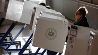Seorang wanita memberikan hak suaranya di Manhattan, New York. REUTERS/Andrew Kelly.