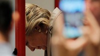 Hillary memutuskan untuk memilih di Grafflin Elementary School yang ada di Chappaqua, New York. REUTERS/Brian Snyder.