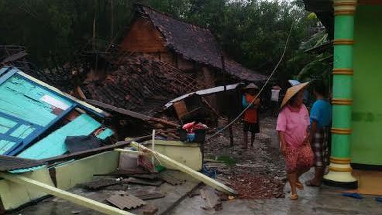 Hujan Pertama, Lamongan Di Terjang Angin Puting Beliung