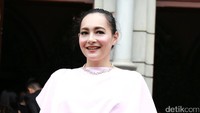 Janda Marcellino Lefrandt itu tampak semringah. Pool/Palevi S/detikFoto.