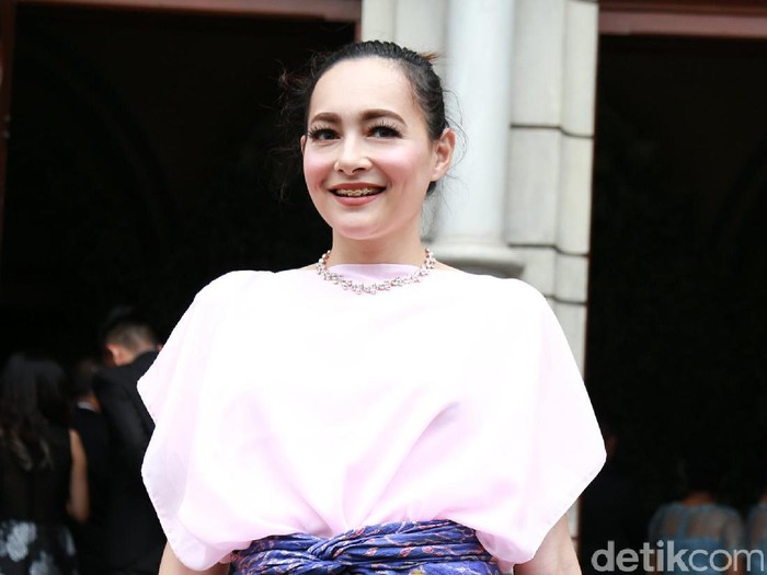 Diisukan Cerai Karena Selingkuh, Dewi Rezer Tegaskan Setia