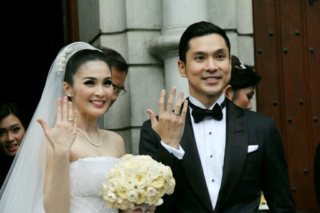 Suami Sandra Dewi, Harvey Moeis diketahui berasal dari keluarga konglomerat. Sandra dan Harvey menikah pada 8 November 2016. Pesta pernikahan Sandra dan Harvey digelar secara mewah di Disneyland Jepang. Tampil bak putri dan pangeran, pesta pernikahan Sandra dan Harvey ditaksir menelan biaya miliaran rupiah. Foto: Ismail/detikHOT