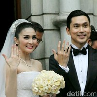 Suami Sandra Dewi, Harvey Moeis diketahui berasal dari keluarga konglomerat. Sandra dan Harvey menikah pada 8 November 2016. Pesta pernikahan Sandra dan Harvey digelar secara mewah di Disneyland Jepang. Tampil bak putri dan pangeran, pesta pernikahan Sandra dan Harvey ditaksir menelan biaya miliaran rupiah. Foto: Ismail/detikHOT