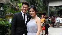 Senyum bahagia dari pasangan yang telah memiliki satu orang putri itu kala berpose di depan kamera. Pool/Ismail/detikFoto.