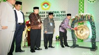 Menteri Agama Lukam Hakim Saifuddin resmi membuka Musyawarah Nasional Lembaga Dakwah Islam Indonesia (Munas LDII) dengan memukul gong.