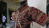 Salah satu karya adibusana dengan menggunakan serat kayu dipamerkan di Museum Tekstil di Jakarta.