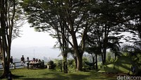 Lokasi perkemahan ini terletak di sebuah bukit yang masih sangat asri.
