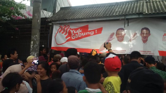 Hujan Deras, Anies Kampanye Sambil Berteduh di Teras Warga Koja